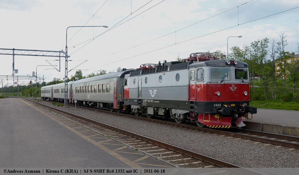 Lok RC6 1332 steht abgebgelt mit Wagen B9 (5201), BFS9 (5208) und B2 (5570) fr den Sonntglichen IC Verkehr von Kiruna C nach Lule im Bf Kiruna C schon am Vorabend bereit. (18,06,2011)