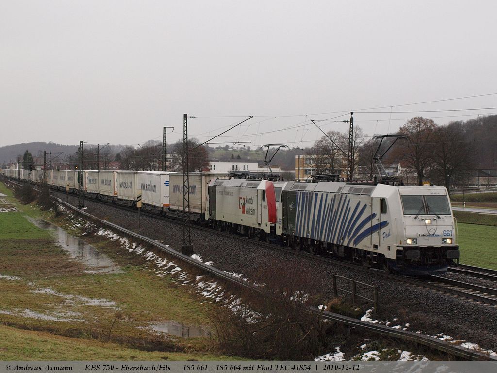 Lokomotion 185 661 und Kombiverkehr 185 664 bei der durchfahrt Ebersbach/Fils in Richtung Stuttgart mit dem TEC 41854 aus Triest Campo Marzio kommend auf dem Weg nach Ludwigshafen. (12,12,2010)
