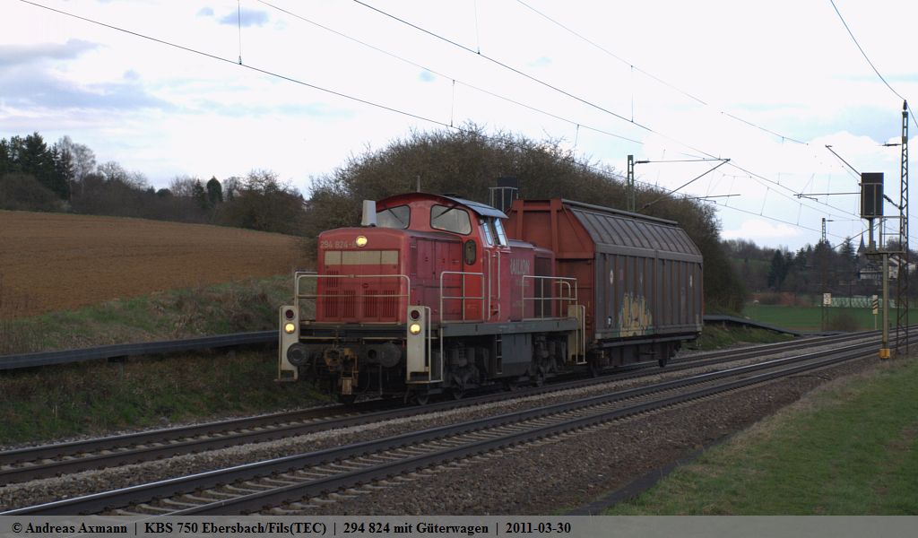 Mit einem einzelnen Gterwagen hat 294 824 kaum Probleme als sie auf dem Weg nach Plochingen durch Ebersbach/Fils fahren. (30,03,2011)