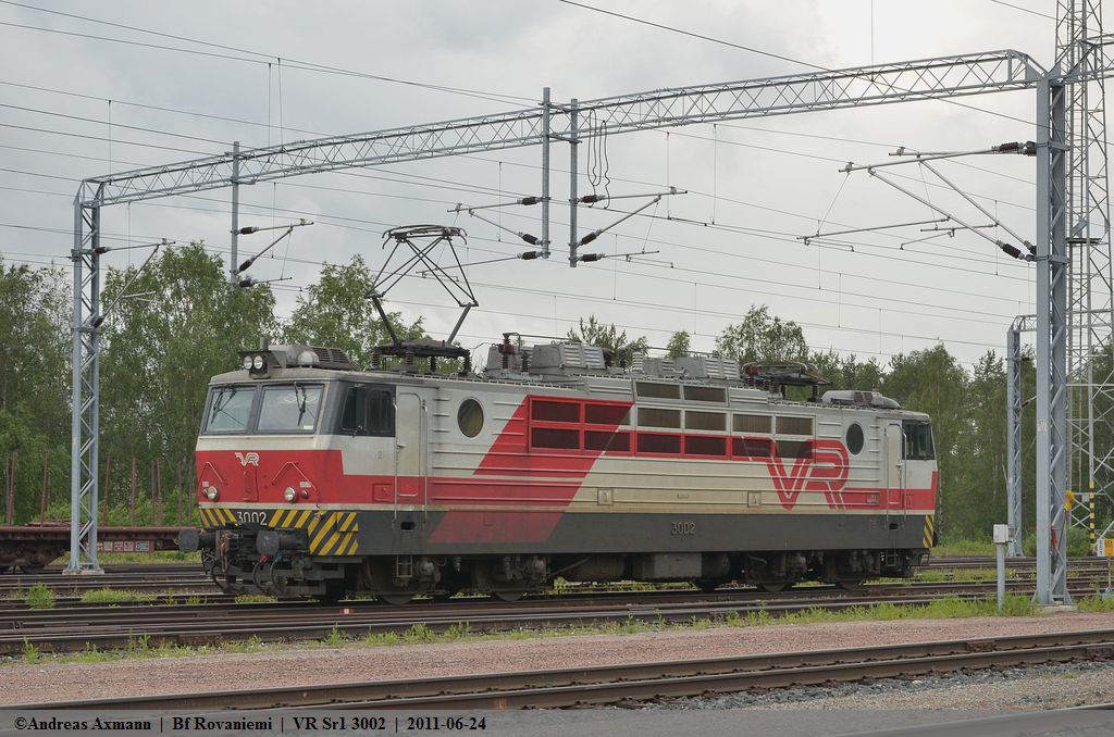Nach ihrem Einsatz wurde Sr1 3002 im Bahnhofsvorfeld bis zu ihrem nchsten Einsatz abgestellt. (24,06,2011)