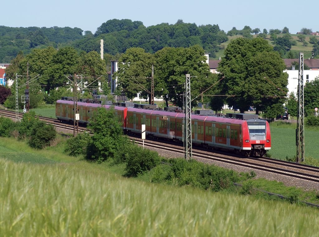 Natrliches Lichtspiel 1 / Ein 425 als RB 19351 um 17:42 Uhr bei frontalem Sonnenlicht auf der Fahrt von Stuttgart nach Ulm. (05,06,2010)