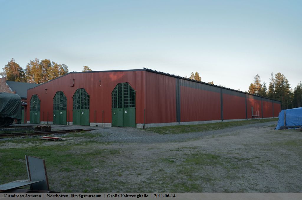 Neue Fahrzeughalle mit ihren vier Toren zur Drehscheibe, hier werden Schneeschleudern Dampfloks, Draisinen und die Dm3 976-977-978 ausgestellt. (14,06,2011)