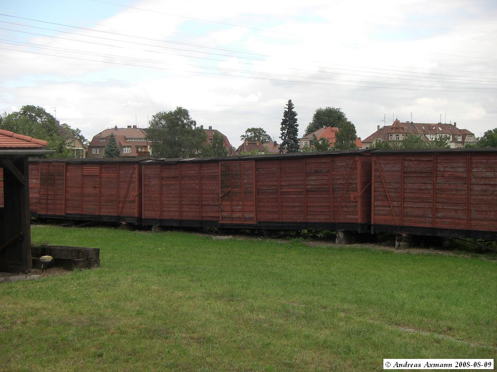 Ohne Drehgestelle auf dem Steinen aufgestellt stehen mehrere Gterwagen auf dem Gelnde des Bf. Zittau Vorstadt. (09,08,2008)