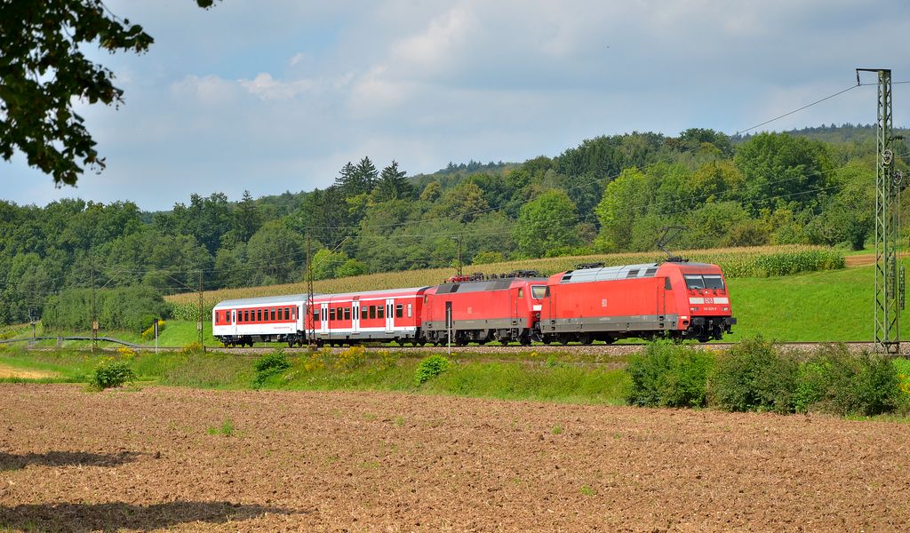 PbZ-D 2061 mit 101 028 und 120 125 + zwei Wagen auf ihrem Weg nach Mnchen erreichen sie gleich Ebersbach/Fils. (20,08,2011)