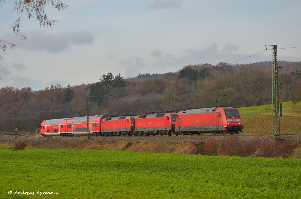 PbZ D 2461 mit 101 117(fr IC 119) + 120 156 + 120 152 und zwei Dosto der Sdostbayernbahn und Neckar-Alb-Bahn bei Ebersbach/Fils nach Mnchen. (26,11,2011)