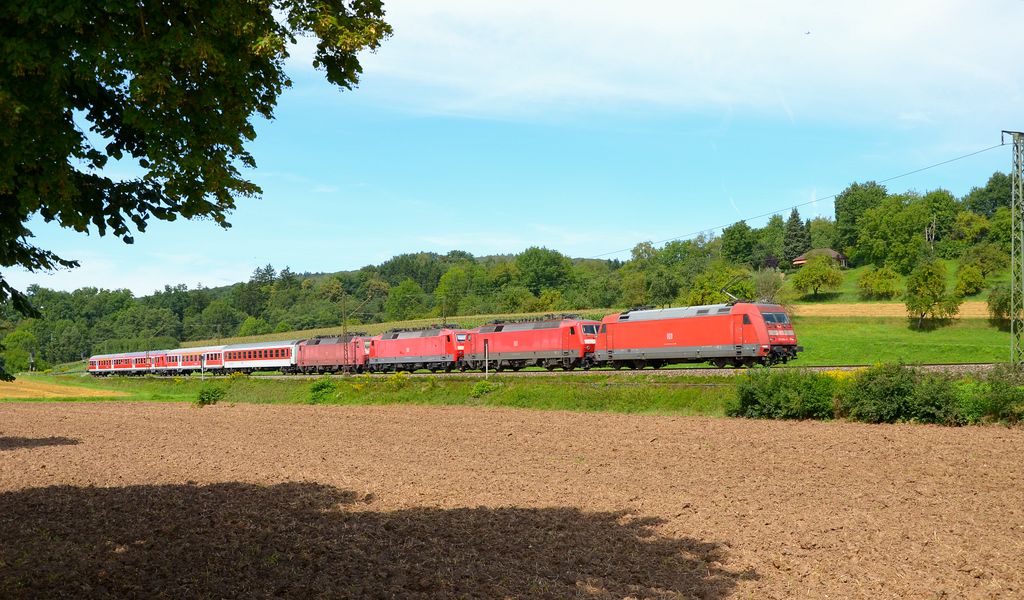 PbZ-D 2461 mit fhrender 101 044 und 3x 120 von Stuttgart auf ihrem Weg nach Mnchen bei Ebersbach/Fils. (06,08,2011)