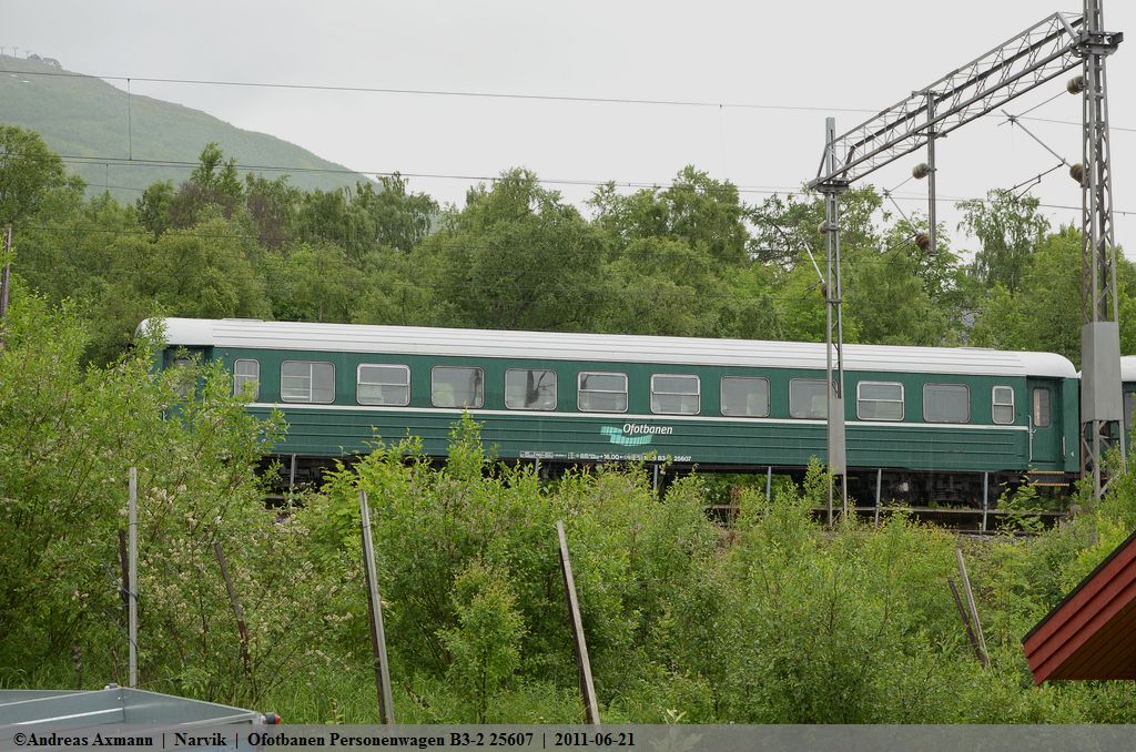 Personenwagen der Ofotbanen abgestellt in Narvik B3-2 25607. (21,06,2011)