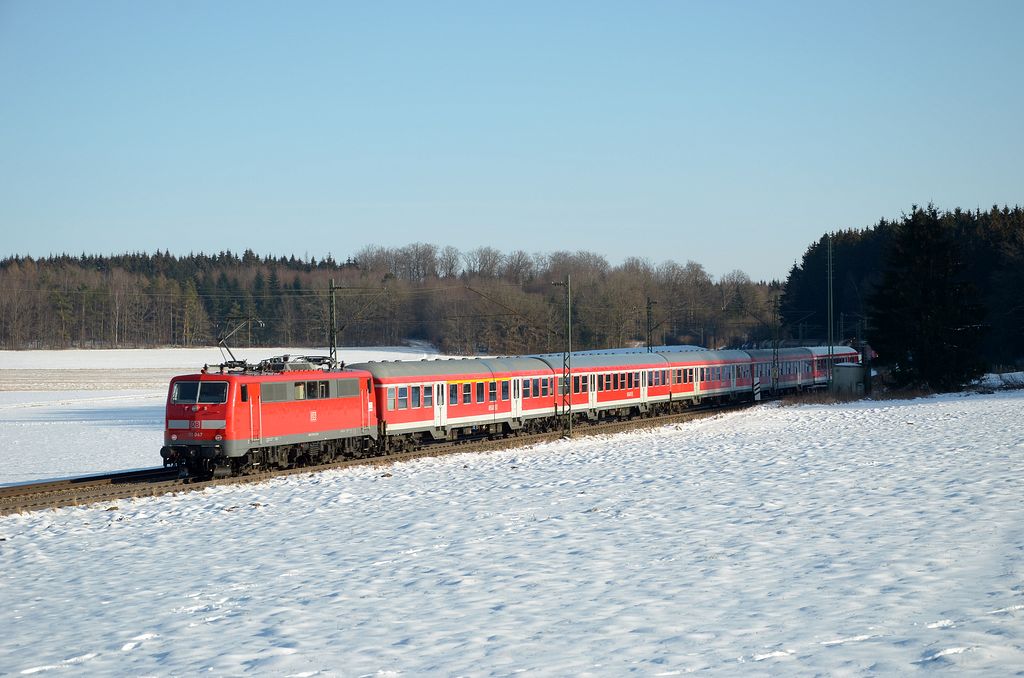 RB19279 mit 111 047 auf dem Weg von Geislingen/Steige nach Ulm bei Vorderdenkental. (03,02,2012)