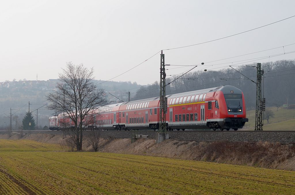RE 19233 mit 146 227 durch Uhingen nach Ulm. (04,03,2012)