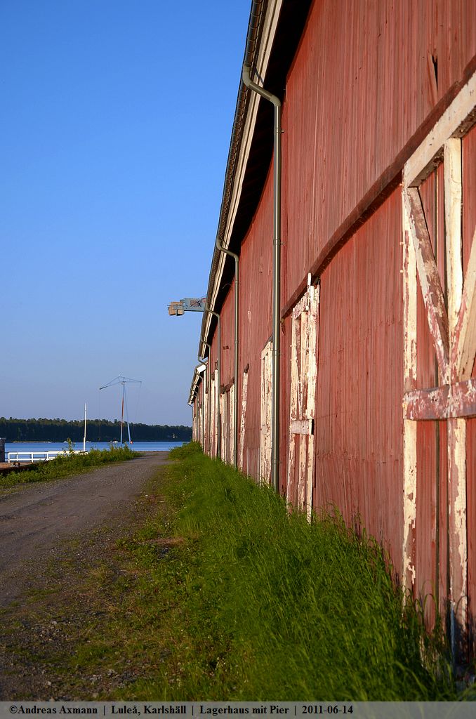 Ruhig und Abgeschieden liegen zwei groe Lagerhallen in Lule-Karlshll am alten Pier. Diese Westliche Lagerhalle gehrt heute zu der MBV (Malmbanans vnner). (14.06.2011)