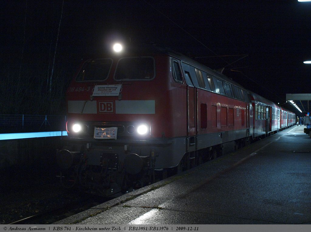 Sag zum Abschied leise  Servus  mit Lok-bespannten Zgen auf der Teckbahn. Hier RB13981 an 18:25 Uhr / ab 18:32 Uhr als RB13976 von Wendlingen am Neckar nach Kirchheim unter Teck und zurck nach Wendlingen am Neckar hier in Kirchheim unter Teck. (11.12.2009)