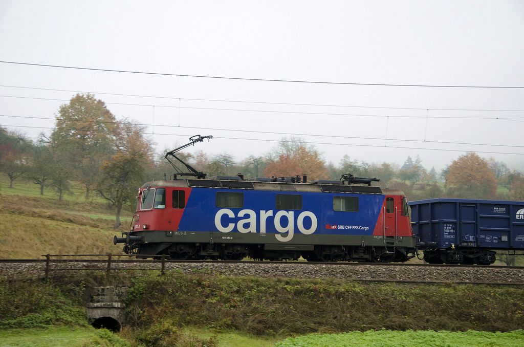SBB CFF FFS Cargo 421 390 mit einem Eanosganszug durch Ebersbach/Fils in Richtung Stuttgart/Kornwestheim. (09,11,2011)