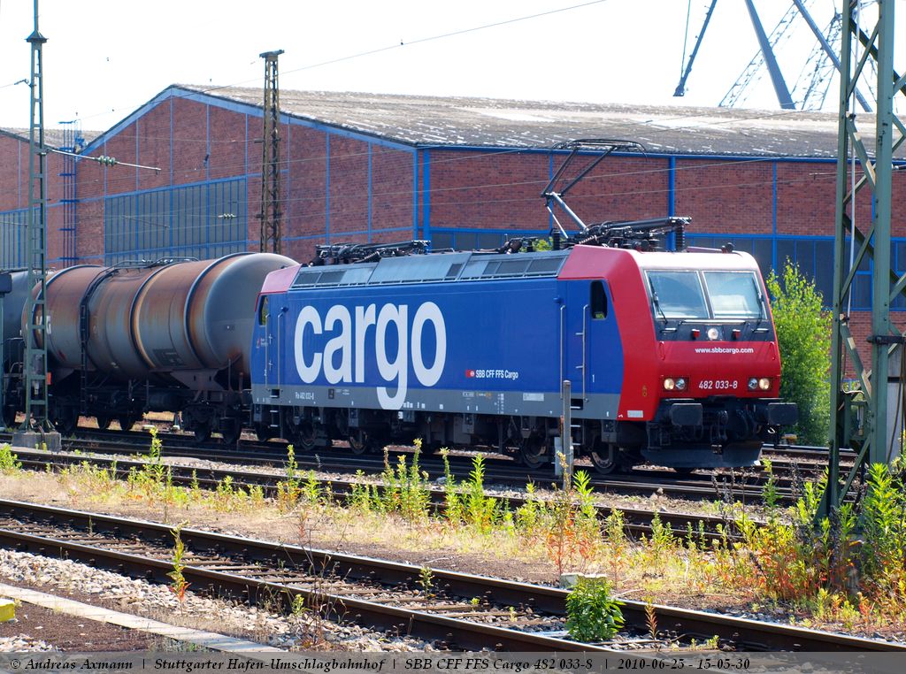 SBB CFF FFS Cargo 482 033-8 fhrt mit einem KeWa-Zug aus dem Stuttgarter Hafen-Umschlagbahnhof. (25,06,2010)
