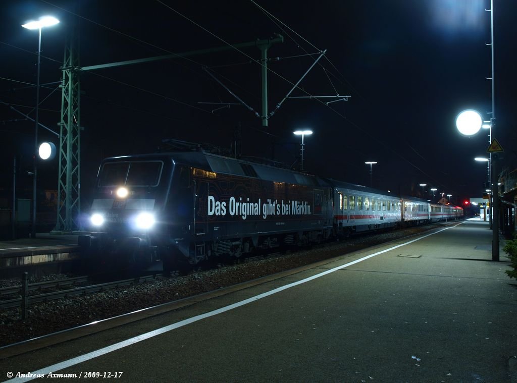 Seit dem Fahrplanwechsel am 12.12.2009 gibt es ganz neu den IC 2010  LORELEY  von Tbingen (abf. 6:11 Uhr) nach Dsseldorf mit der Mrklin-Lok 120 159 auf dem Weg nach Stuttgart im BF Nrtingen (6:40 Uhr). (17.12.2009)