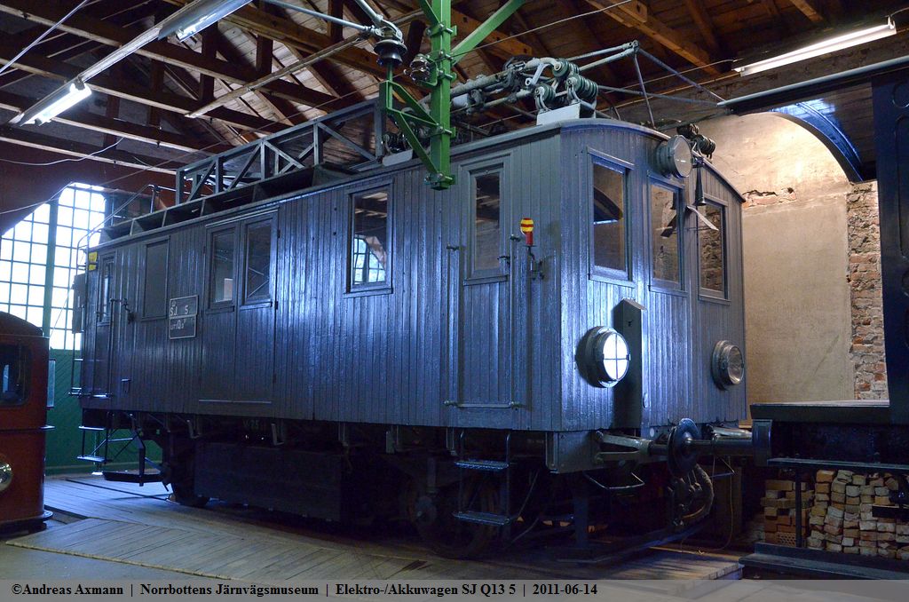 SJ Q13 5 der mit Oberleitung oder mit einem Akku von 218V angetrieben wird. Im Norrbottens Jrnvgsmuseum Lule-Karlsvik. (14,06,2011)