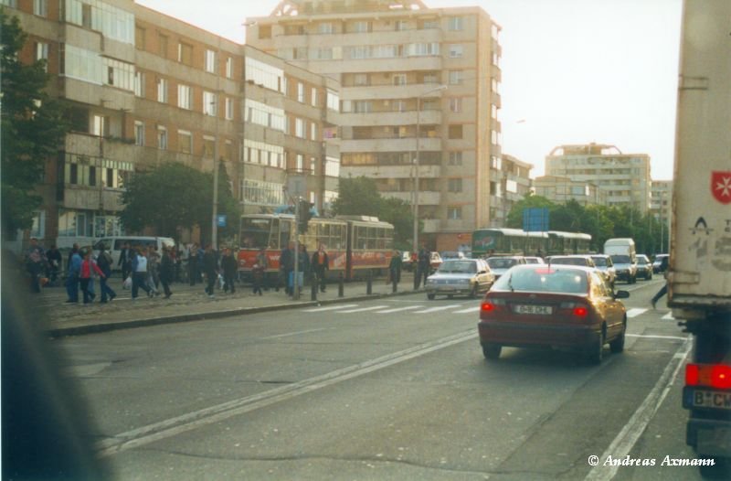 Straenbahn in der Innenstadt von Brasov (2002) - Originalbild eingescannt