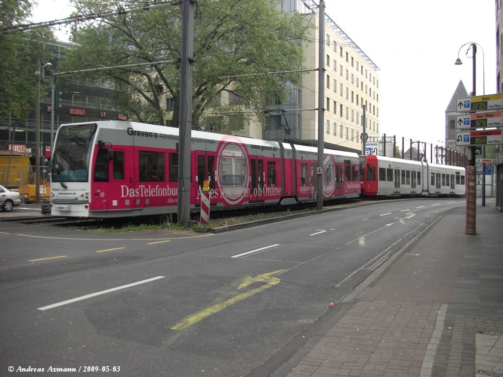 Straenbahn der Linie 9 nach Knigsforst an der Straenkreuzung Ccilienstrae/Hohe Pforte. (03.05.2009)