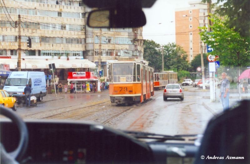 Tatra Straenbahn in der Innenstadt von Ploiesti (2002) - Originalbild eingescannt
