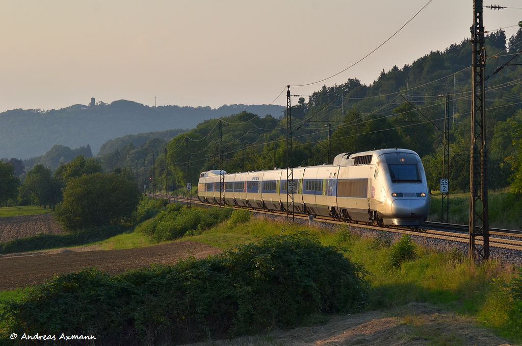 TGV 4407 als TGV 9575 von Paris Est über Stuttgart Hbf durch Uhingen nach München. (09.08.2012)