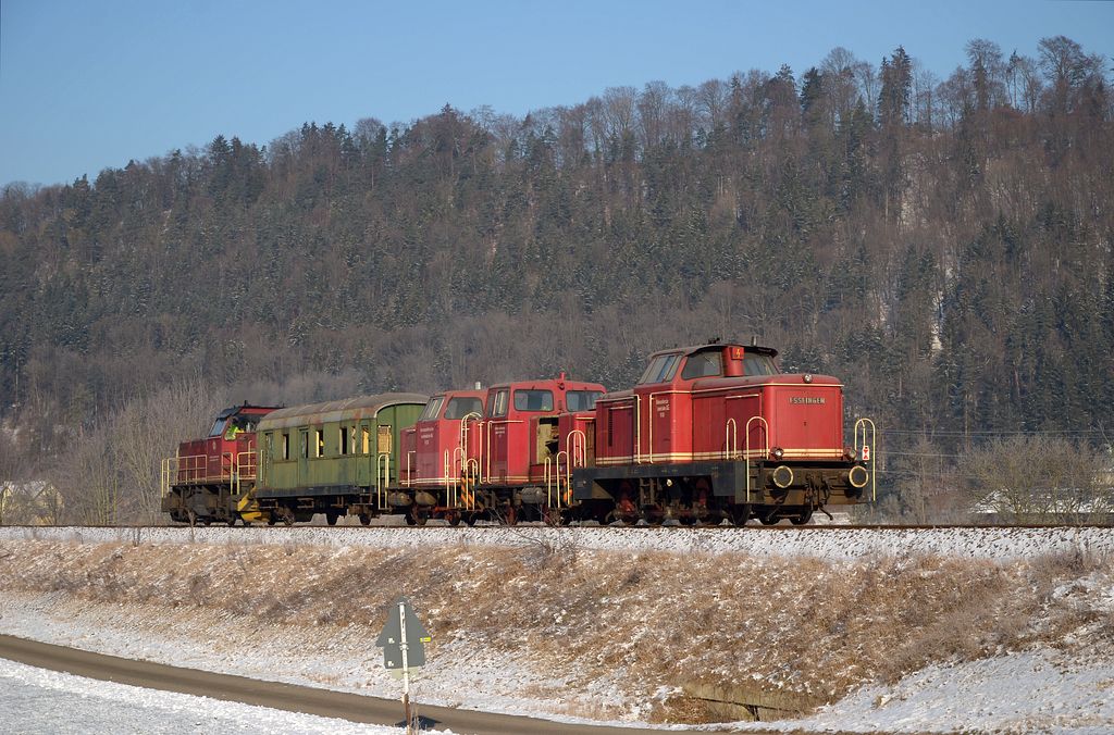berfhrung der Diesellok V81 (Esslingen), V23 + V25 (MaK) + Packwagen 72 durch die V152 (Gmeiner) zur SVG Eisenbahn-Erlebniswelt Horb am Neckar, hier zwischen Eyach und Mhlen nach Horb. (04,02,2012)