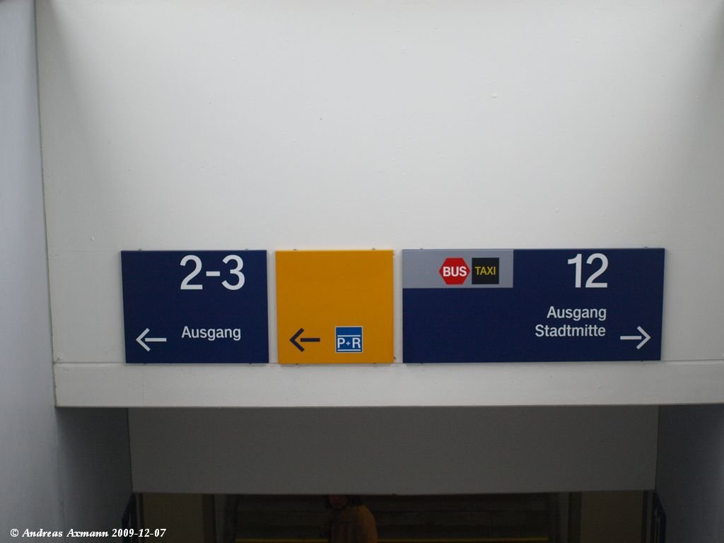 Wendlingen am Neckar, neue Beschilderung am Treppenabgang zur Unterfhrung, um zum Gleis 2, 3, und 12 zu kommen. (07.12.2009)