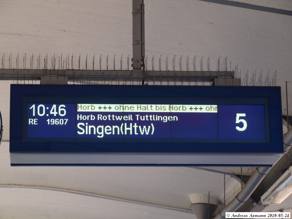 Zugzielanzeige am Tag der Umleiter in Tbingen, hier wird der RE 19607 nach Horb/Singen angekndigt. (24,05,2010)