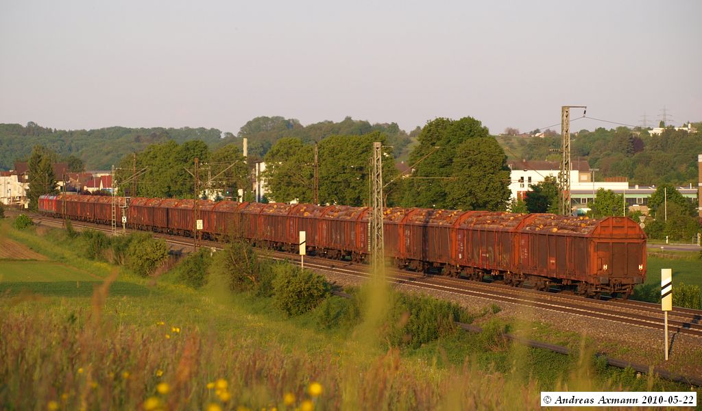 Zwei 185 fahren ihren Holzzug von Stuttgart kommend  an Reichenbach/Fils vorbei in Richtung Ulm/Mnchen. (22,05,2010)