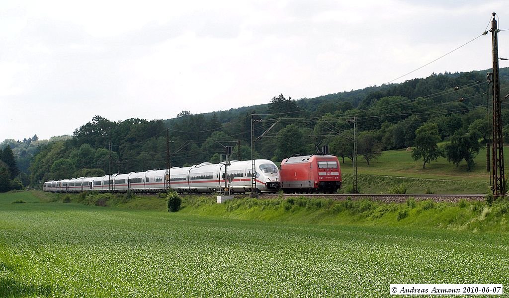 Zwischen Reichenbach/Fils und Ebersbach treffen sich verspteter ICE 3 als 517 (+40) von Stuttgart nach Mnchen und LZ 101 072-7 von Ulm nach Stuttgart. (07,06,2010)