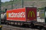 McDonald`s Trailer auf einem Sdgmnss (81 458 7 207-9 RIV Ä-ÖBB Sdgmnss). (27,04,2012)