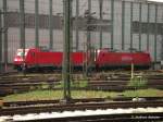 185 361-3 und Schwesterlok 185 225-0 mit (Railion beschriftung) wartet im Güterbahnhof Plochingen auf neue Arbeit. (26.05.2009)