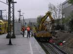 Die Bauarbeiten an der neuen S-Bahnstrecke gehen zügig trotz Regen voran, hier werden gerade neue Kabelrohre verlegt. (18.04.2009).