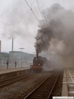 Ausfahrt der 78 468 [Mit dem Dampfzug auf der Gubahn...] aus dem Stuttgarter Hbf nach Freudenstadt mit viel Rauch und Dampf. (14,03,2010)