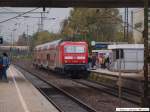 BR 143 mit Zugen/59479/re-22031-mit-143-012-nach RE 22031 mit 143 012 nach Tbingen Hbf bei seinem Halt in Wendlingen am Neckar. (13.10.2009)
