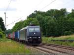 Fast berrascht hat mich 185 570-9 mit ihrem Containerzug auf seiner fahrt nach Mnchen bei Ebersbach/Fils.