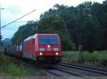 185 387-8 fhrt einen Containerzug in aus Stuttgart kommend in Richtung Mnchen.