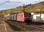 185 192-2 fhrt einen Zug von Schiebeplanenwagen vom Typ Sfhimmns-TTU von Stuttgart kommend in Richtung Mnchen durch Esslingen am Neckar. (11,11,2010)