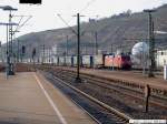 lkw-walter/60678/152-107-9-bringt-einen-lkw-walter-zug 152 107-9 bringt einen LKW Walter-Zug in richtung Mnchen, hier bei langsammer durchfahrt in Esslingen/N. (24,03,2010)