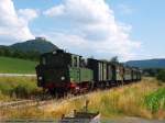 Das Sofazgle mit ihrer Lok 11 der GES fhrt mit dem denkmalgeschtzten Hohenzollernzug von Neufen kommend nach Nrtingen noch vor Linsenhofen an mir vorbei im Hintergrund thront der Hohe Neufen. (18,07,2010)