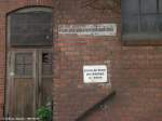 Hinweisschild und Aufgemaltes Warnung am Gütergebäude in Görlitz.