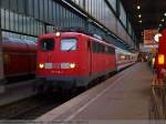 Im Stuttgart Hbf steht 115 198-4 mit zwei IC-Wagen (61 80 21-91 511-0 Bvmz 186.5, 61 80 21-91 522-7 Bvmz 186.5) als PbZ 1962 auf Gleis 8 um 20:17 Uhr zur abfahrt bereit. (23,07,2010)