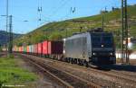 185 564 MRCE mit Container durch Esslingen am Neckar in Richtung Mnchen. (14,10,2011)