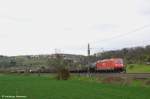 185 284 mit gemischtem Güterzug durch Uhingen in Richtung München. (25,04,2012)