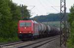 kbs-750-filsbahn/213565/185-587-der-hgk-mit-kewa 185 587 der HGK mit KeWa durch Uhingen in Richtung Stuttgart/Kornwestheim. (07,08,2012)