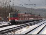 br-420/112669/420-465-und-420-413-mit 420 465 und 420 413 mit S1 bei der Einfahrt im Endbahnhof Esslingen. (03,01,2011)