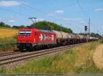 Um 14:51 Uhr fhrt  die HGK-Lok 185 587-3 den Kesselwagen-Zug zwischen Ebersbach und Reichenbach in Richtung Stuttgart.