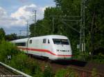 Wegen Bauarbeiten zwischen Westkreuz und Spandau wurden die ICE2 Z�ge von Berlin Richtung K�ln �ber Berlin Wannsee, Potsdam und den Berliner Au�enrung auf die SFS geleitet. Hier kommt ein Zug am S-Bahnhof Nikolasse vorbei. Juni 2009