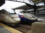 Eine TGV POS-Einheit neben einer TGV R�seau-Einheit in Paris Est