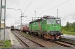 Green Cargo`s Rc4 1266 brachte einen Güterzug mit Modulbauteile für Häuser/Schulen usw.